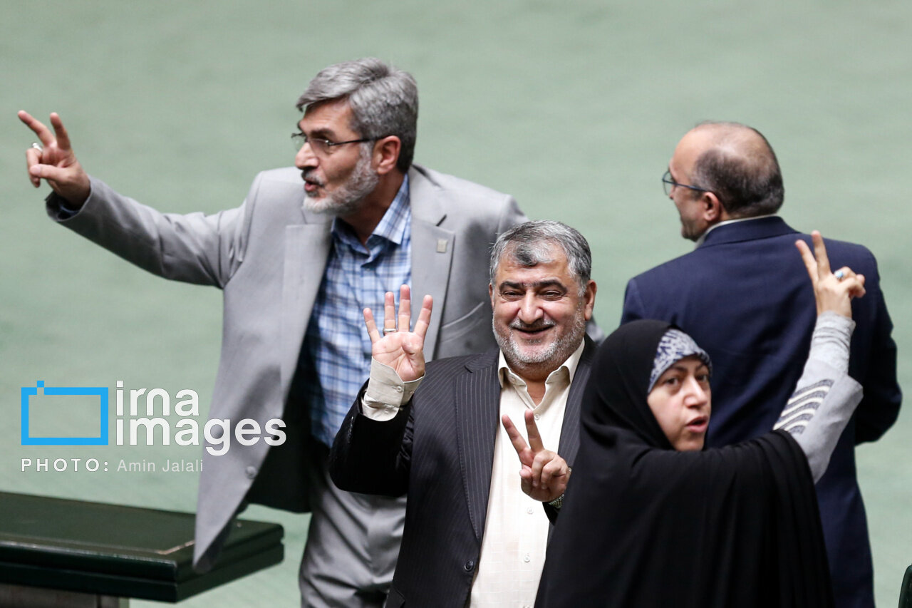 خوشحالی نمایندههای تندرو در صحن علنی مجلس+تصویر