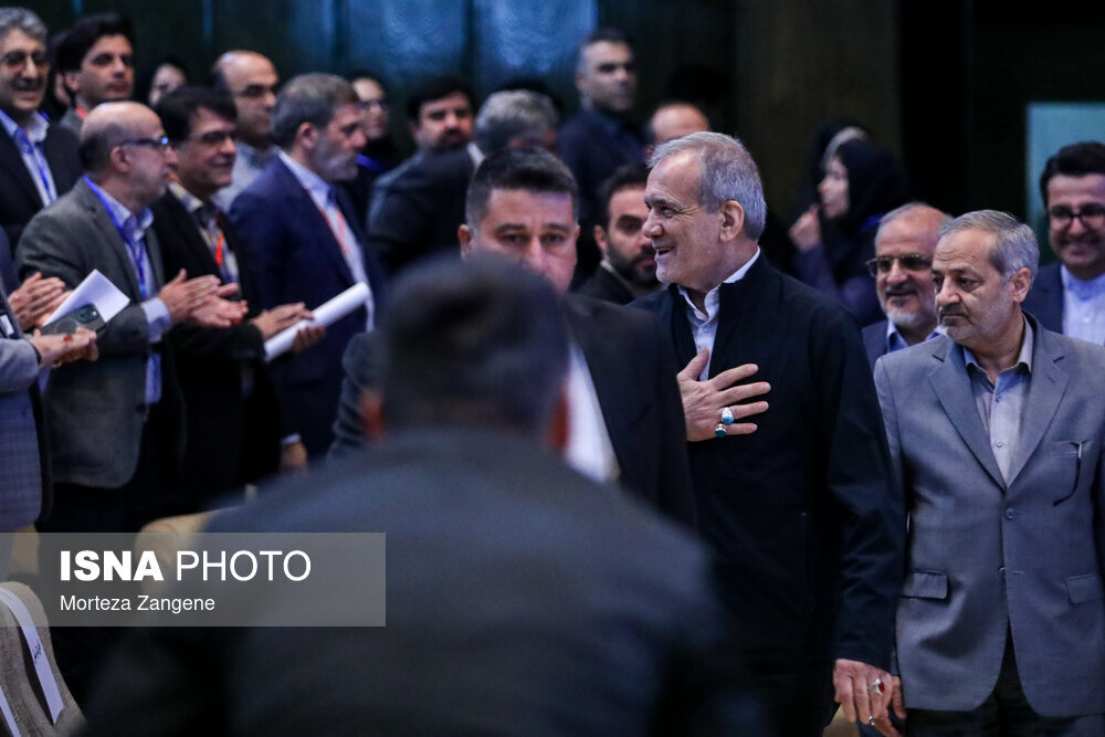 تصاویر جالبی از حضور رئیسجمهور در یک جشنواره دانشجویی/ وزیر بهداشت و وزیر آموزش و پرورش هم همراه او بودند