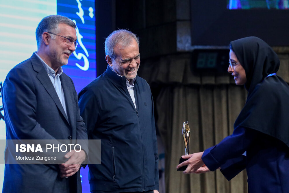 تصاویر جالبی از حضور رئیسجمهور در یک جشنواره دانشجویی/ وزیر بهداشت و وزیر آموزش و پرورش هم همراه او بودند