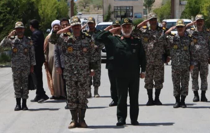 تصویری از بازدید امیر صباحیفرد و سردار حاجیزاده از گروه پدافند هوایی خنداب