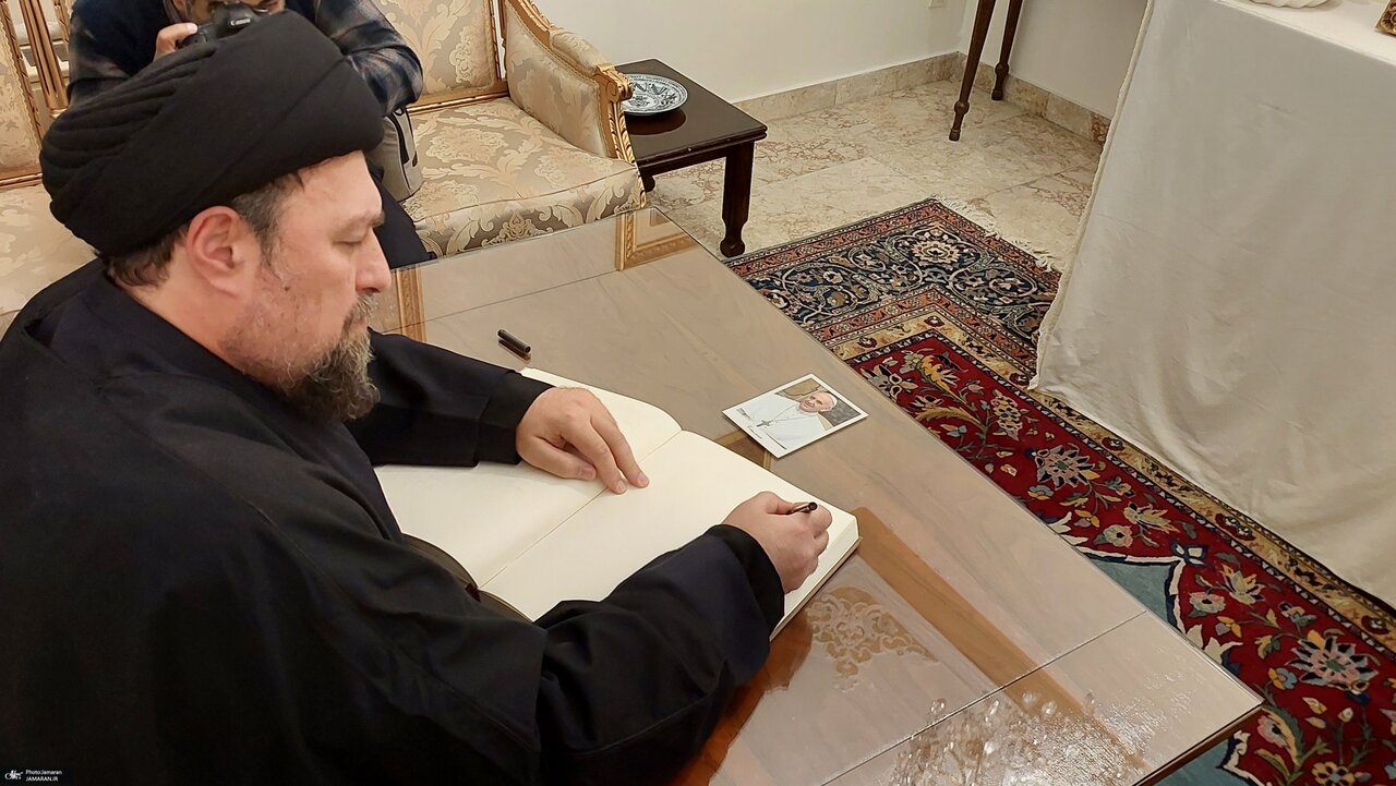 تصویری از حضور سید حسن خمینی برای تسلیت درگذشت پاپ فرانسیس در سفارت واتیکان/ جامعه شیعه ظرفیت خوبی برای ارتباط با کلیسای کاتولیک دارد