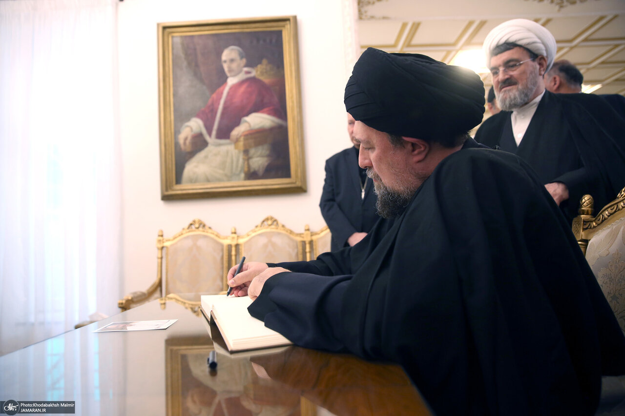 سیدحسن خمینی در مقابل قاب عکس پاپ فرانسیس/ دیدار صمیمانه با آندژی یوزوویچ در سفارت واتیکان+ تصاویر