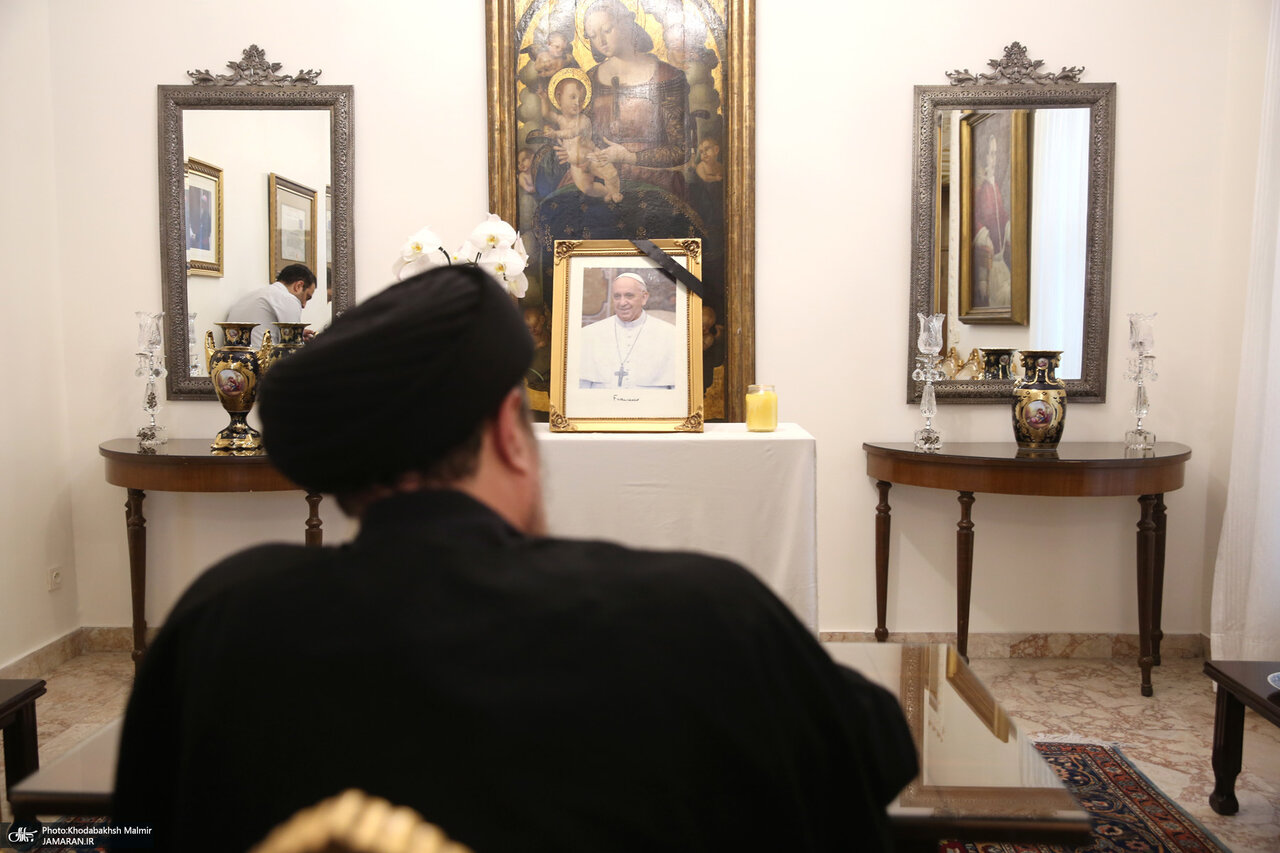 سیدحسن خمینی در مقابل قاب عکس پاپ فرانسیس/ دیدار صمیمانه با آندژی یوزوویچ در سفارت واتیکان+ تصاویر