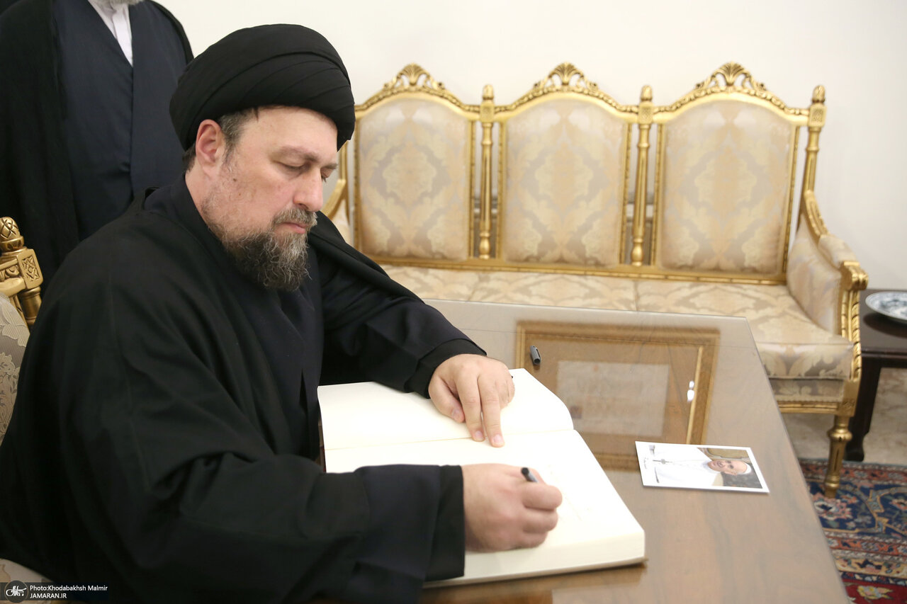 سیدحسن خمینی در مقابل قاب عکس پاپ فرانسیس/ دیدار صمیمانه با آندژی یوزوویچ در سفارت واتیکان+ تصاویر