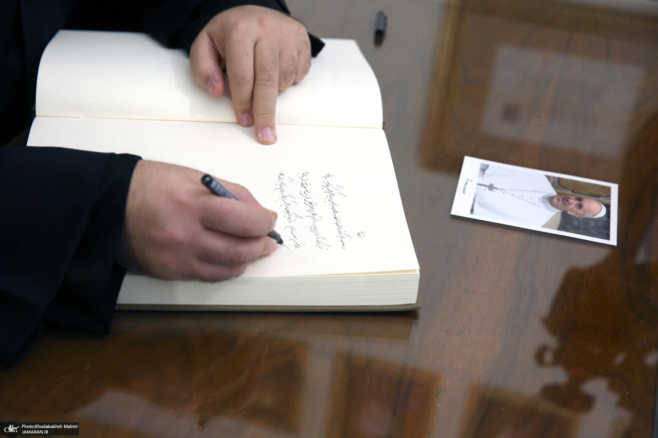 سیدحسن خمینی در مقابل قاب عکس پاپ فرانسیس/ دیدار صمیمانه با آندژی یوزوویچ در سفارت واتیکان+ تصاویر