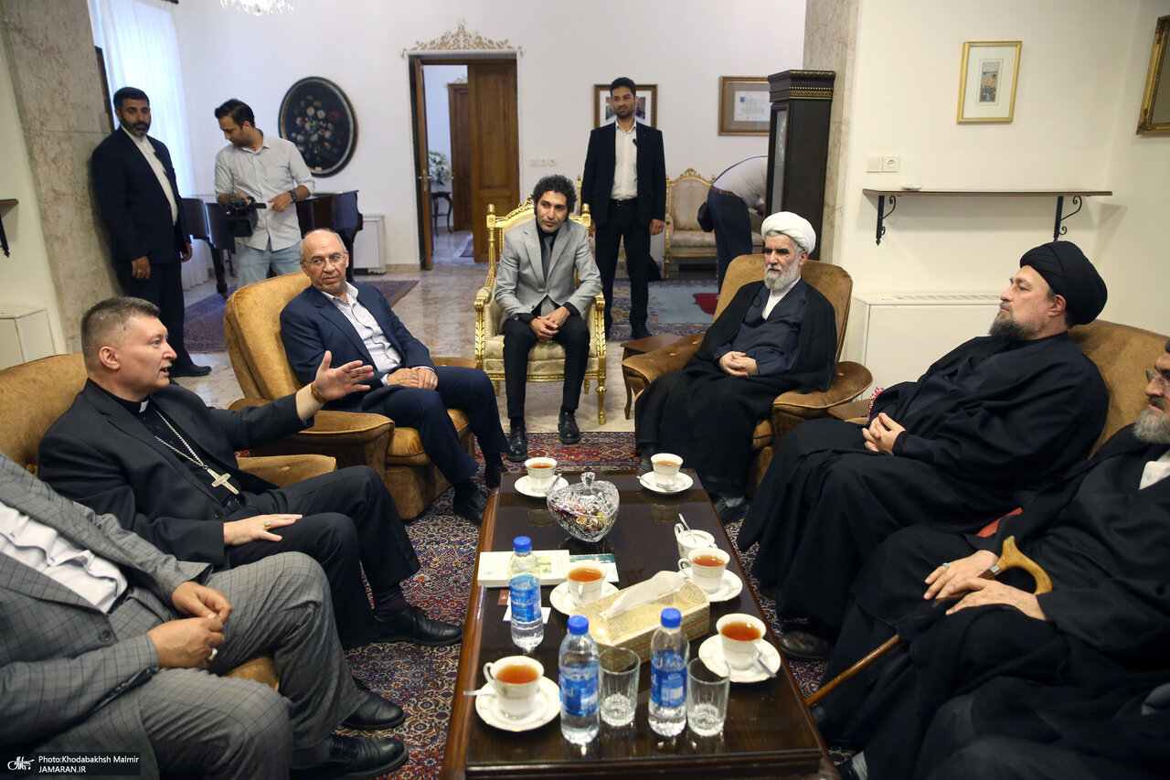 سیدحسن خمینی در مقابل قاب عکس پاپ فرانسیس/ دیدار صمیمانه با آندژی یوزوویچ در سفارت واتیکان+ تصاویر