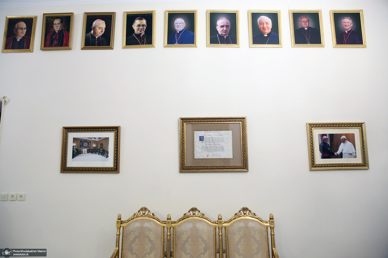 سیدحسن خمینی در مقابل قاب عکس پاپ فرانسیس/ دیدار صمیمانه با آندژی یوزوویچ در سفارت واتیکان+ تصاویر
