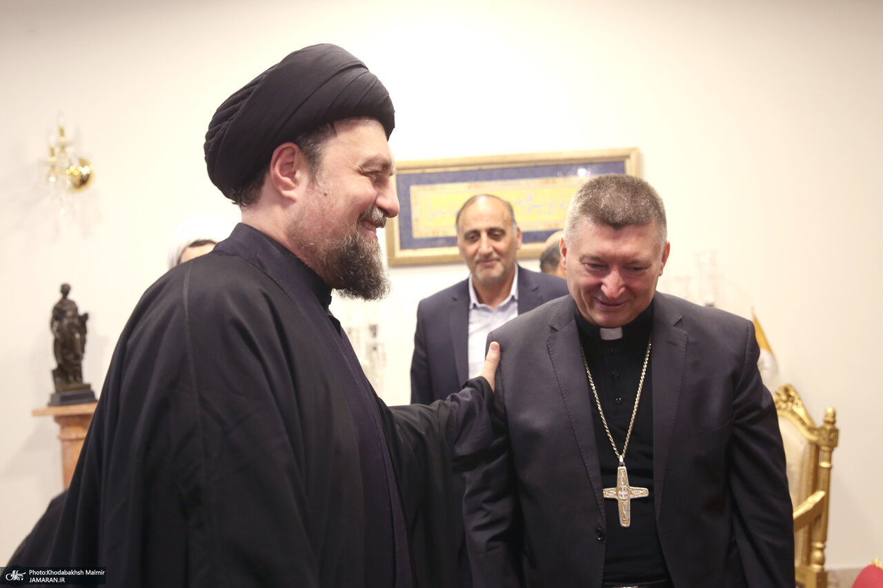 سیدحسن خمینی در مقابل قاب عکس پاپ فرانسیس/ دیدار صمیمانه با آندژی یوزوویچ در سفارت واتیکان+ تصاویر