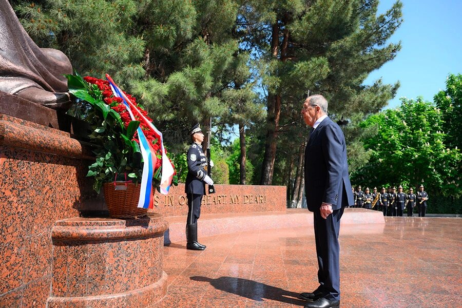 تعجب لاوروف حین بازدید از یک بنای تاریخی!/عکس