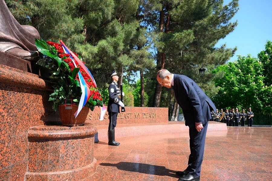 تعجب لاوروف حین بازدید از یک بنای تاریخی!/عکس