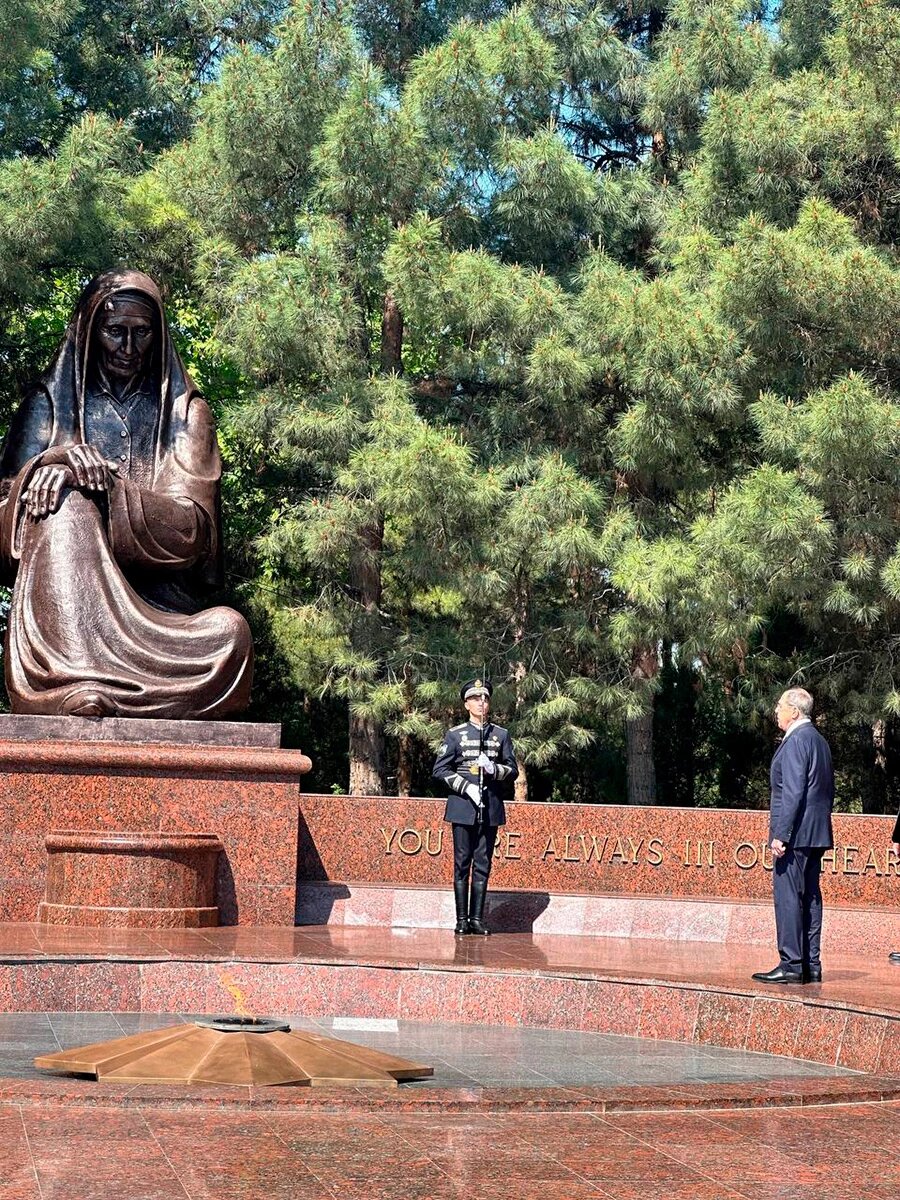 تعجب لاوروف حین بازدید از یک بنای تاریخی!/عکس