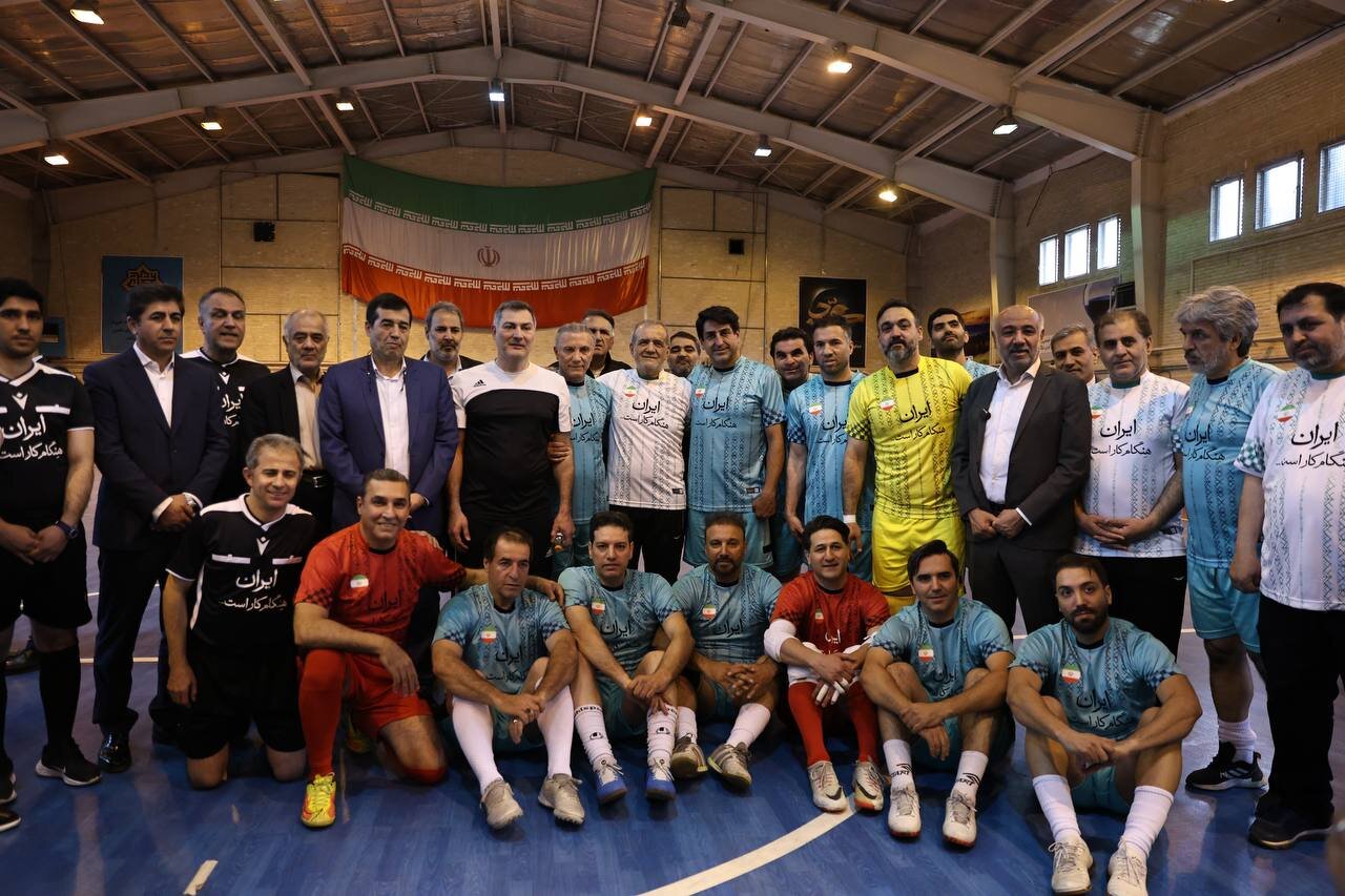 مسعود پزشکیان پا به توپ شد/ رئیس جمهور پیراهن شماره 14 را به تن کرد +تصاویر