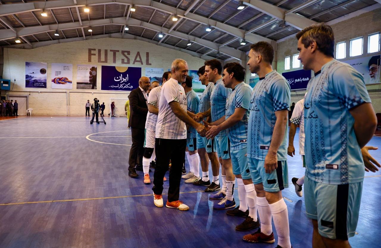 مسعود پزشکیان پا به توپ شد/ رئیس جمهور پیراهن شماره 14 را به تن کرد +تصاویر