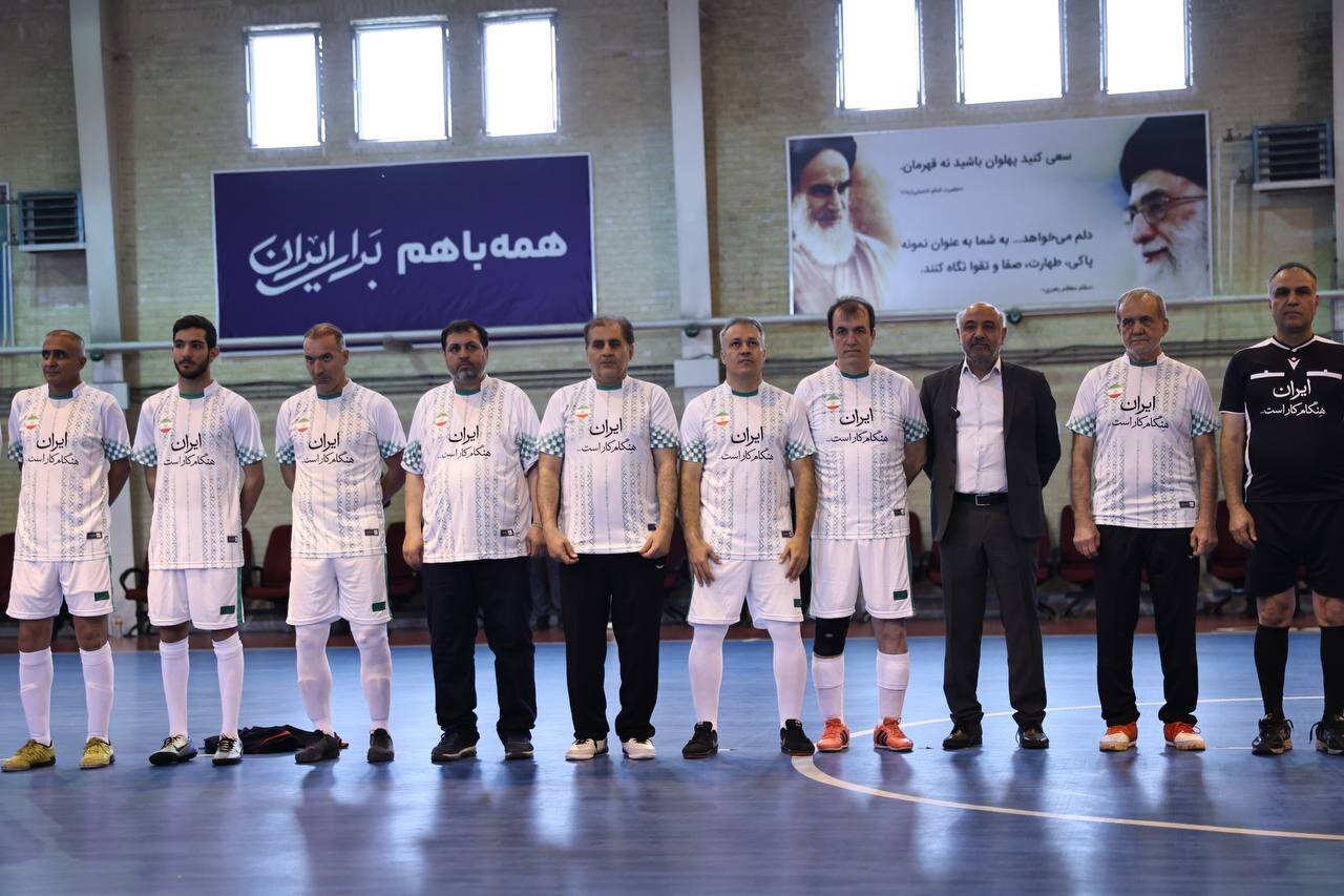 مسعود پزشکیان پا به توپ شد/ رئیس جمهور پیراهن شماره 14 را به تن کرد +تصاویر