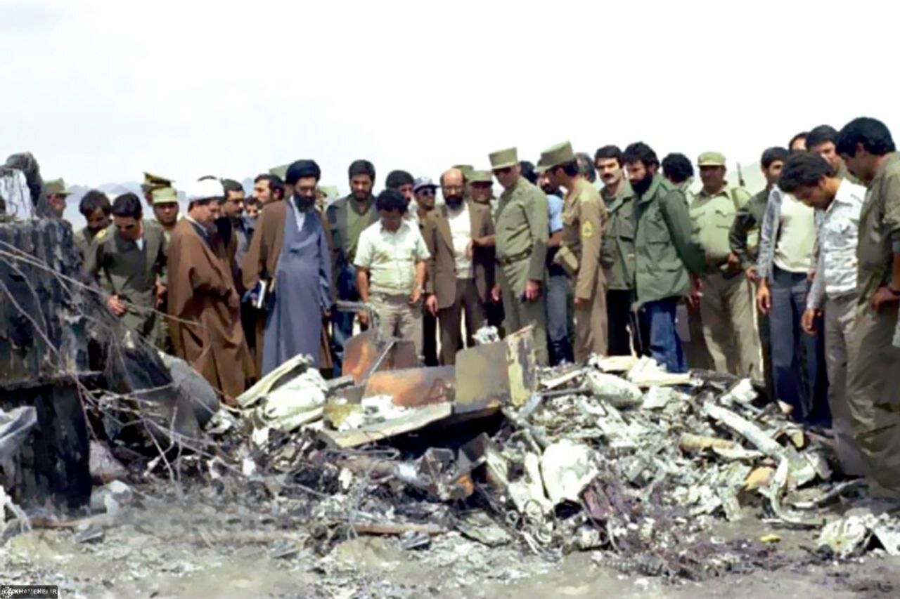 تصویری دیدنی از بازدید رهبر انقلاب از بقایای تجهیزات نظامی ارتش آمریکا در طبس