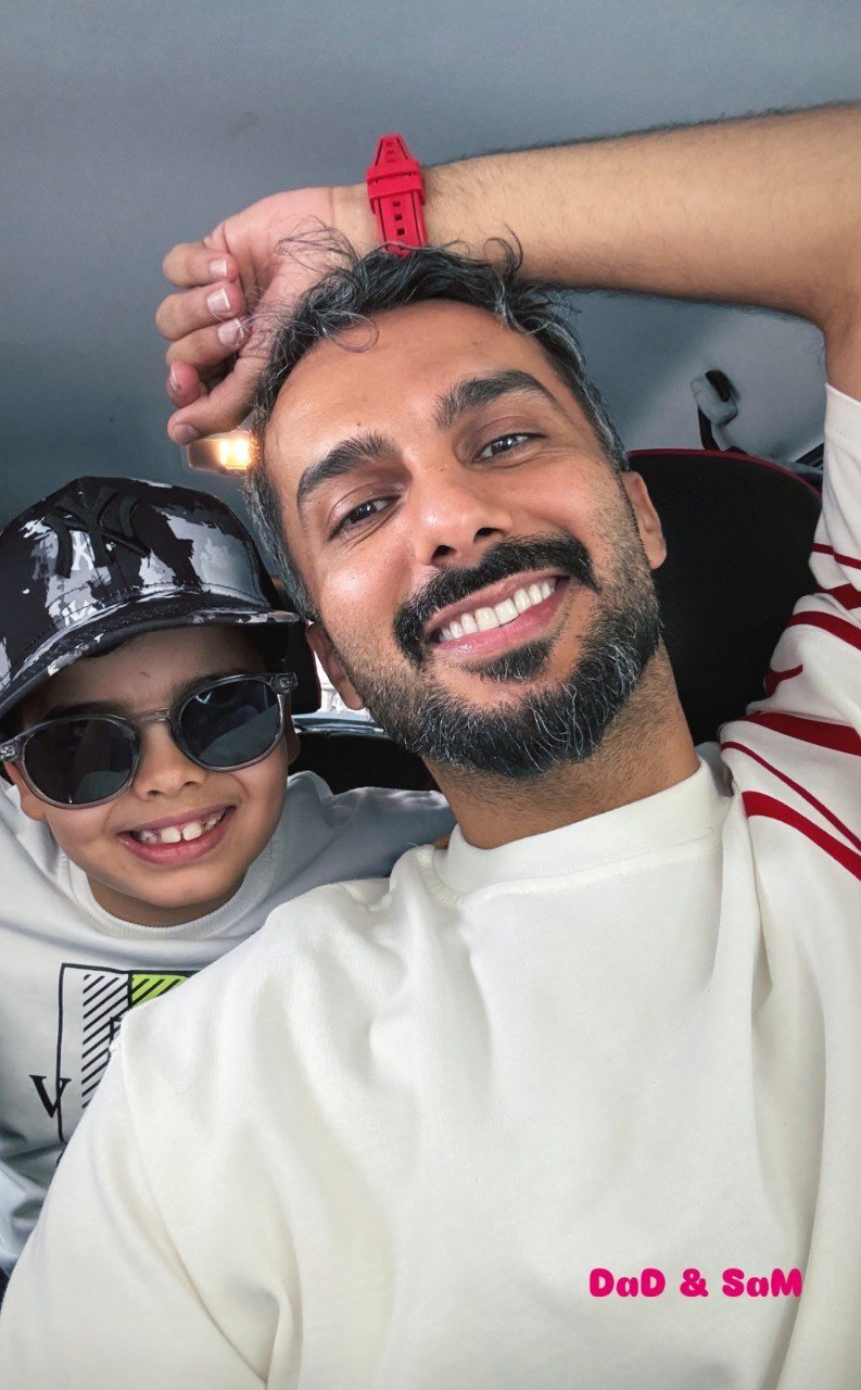 عکس | سلفی محمدحسین میثاقی و پسرش با تم رنگ قرمز