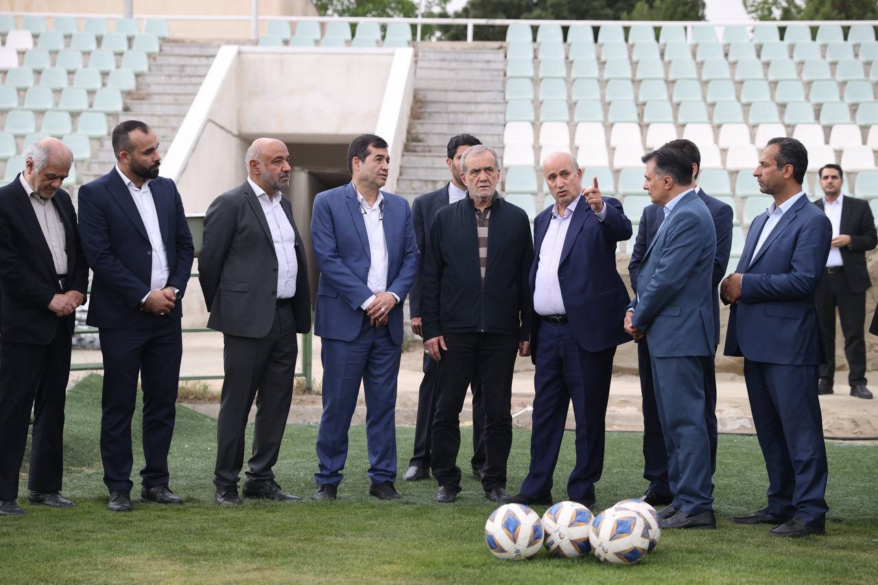 عکس | روز متفاوت و فوتبالی مسعود پزشکیان!