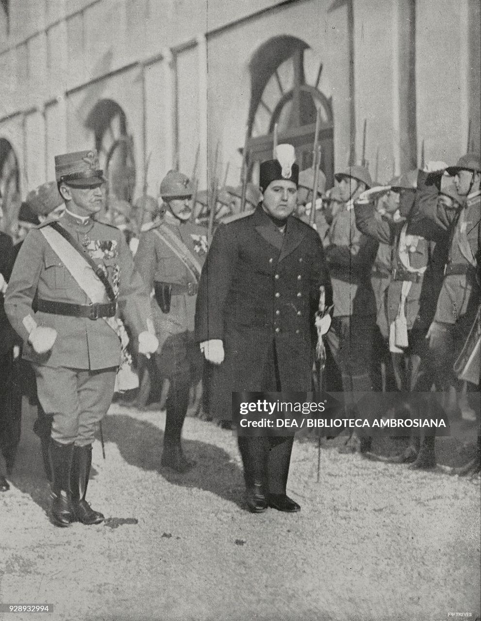 عکس/ احمدشاه قاجار و پادشاه ایتالیا در حال بازدید از نیروها