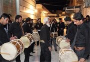 ببینید | آیین سنج و دمام‌زنی سوگوارانه دومین شب جشنواره موسیقی نواحی در بندرعباس به‌علت فاجعه انفجار بندر شهید رجایی