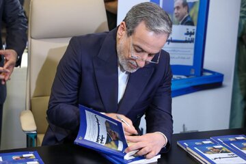 عراقچی نسخه عربی قدرت مذاکره را به بدر البوسعیدی اهدا کرد/عکس