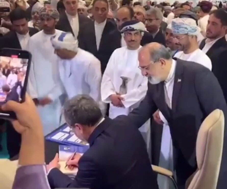 عراقچی نسخه عربی قدرت مذاکره را به بدر البوسعیدی اهدا کرد/عکس