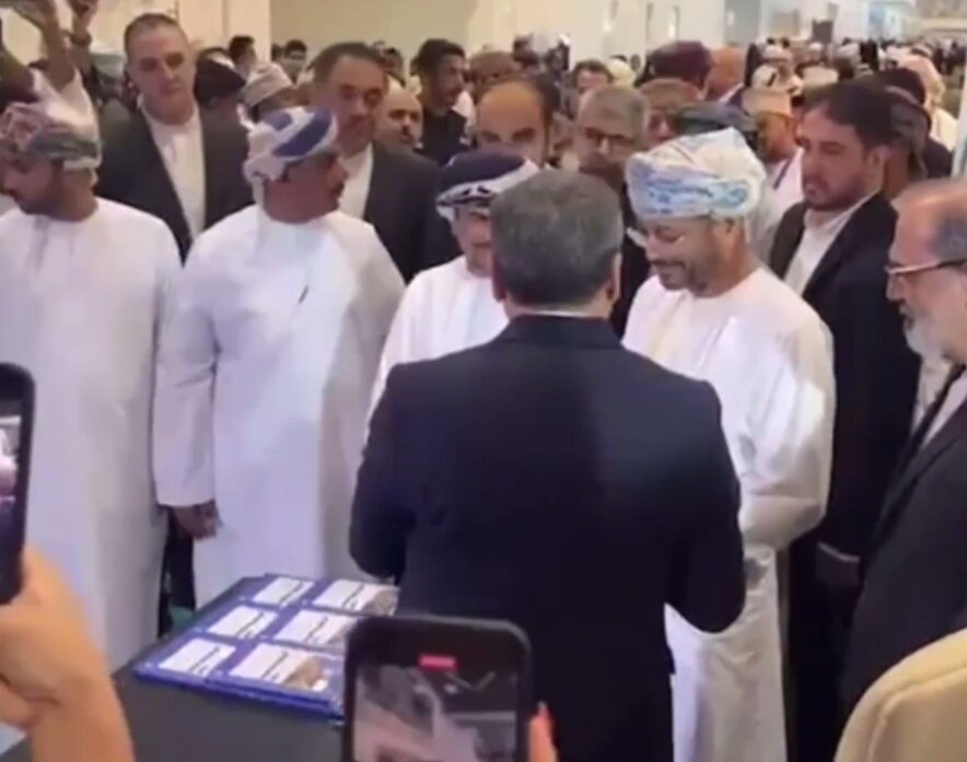 عراقچی نسخه عربی قدرت مذاکره را به بدر البوسعیدی اهدا کرد/عکس