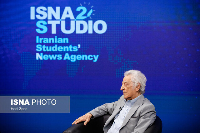 فقط ۳ سال از رادیو کوچکتر است!/ در نوجوانی سلبریتی شد