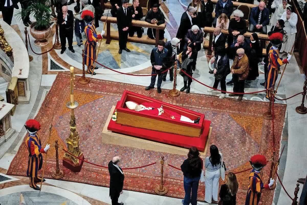 عکس | خودنمایی شاهکار ایرانی در مراسم وداع با پاپ در کلیسای سنت پیتر