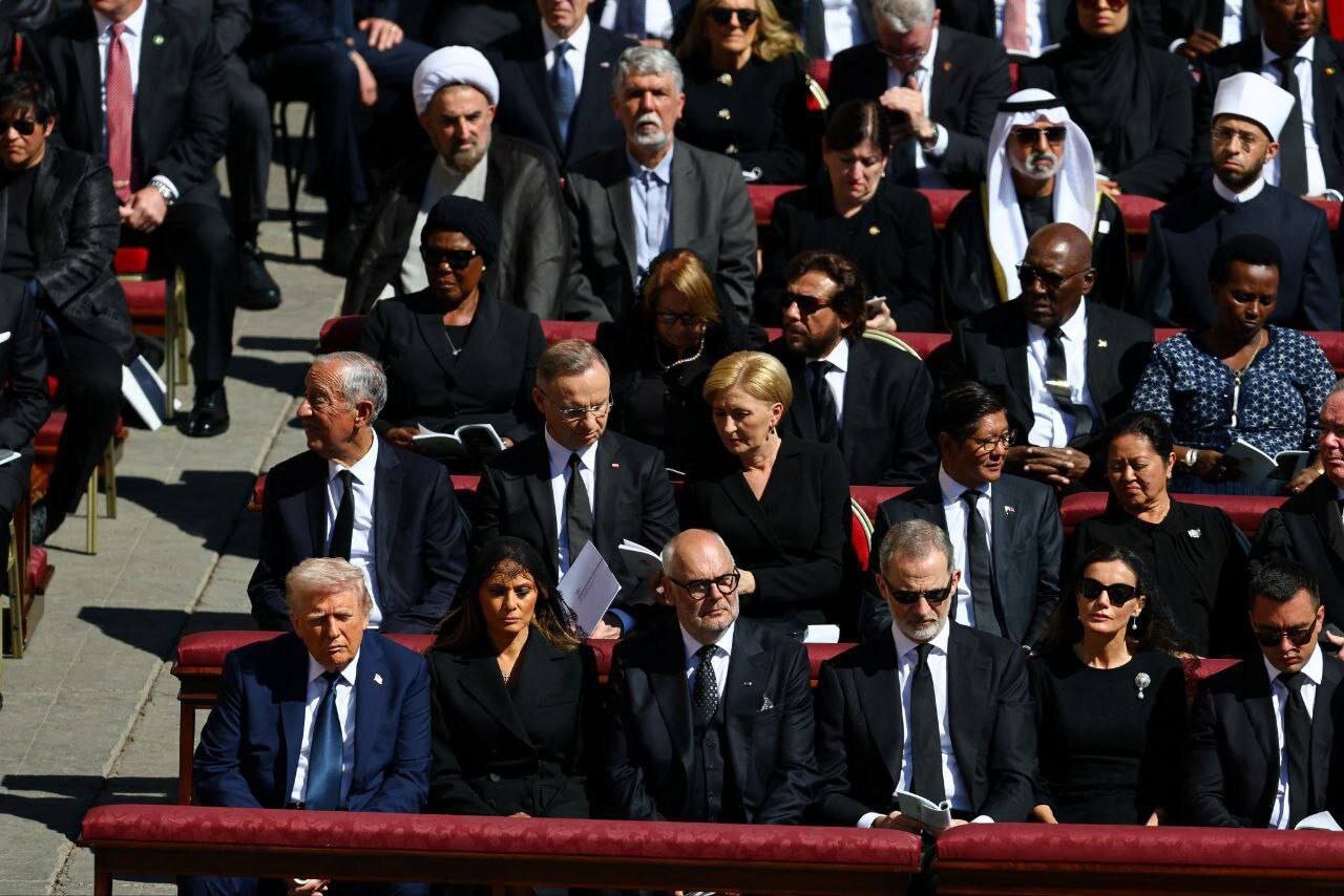 هیات ایران و آمریکا در یک قاب در مراسم تشییع پاپ/عکس