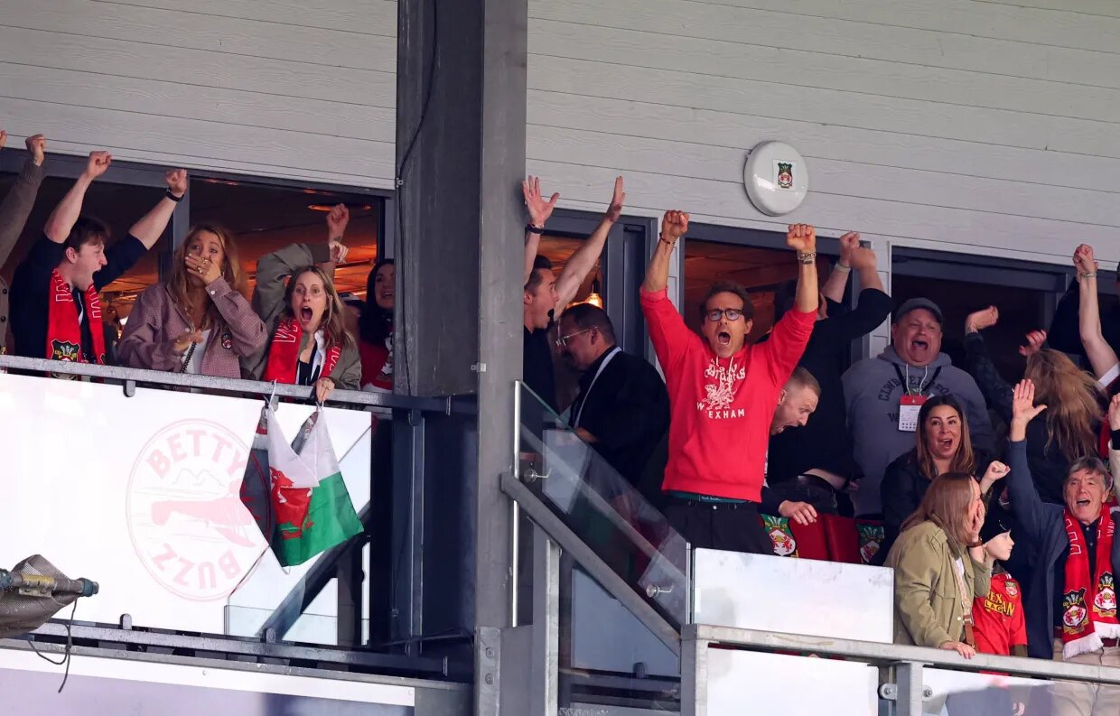 عکس | ستاره هالیوودی در جشن تاریخی اژدهای قرمز!