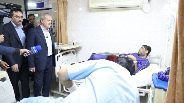 عکسی از بازدید پزشکیان از مجروحان حادثه بندر شهید رجایی/ شوخی رئیس جمهور با یک مصدوم