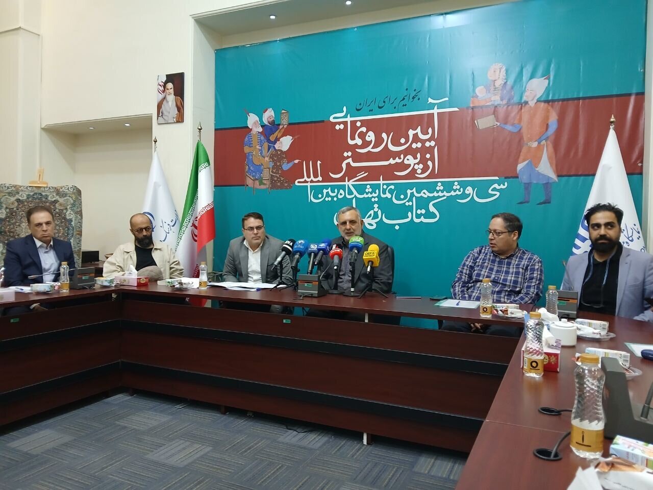 نمایشگاه کتاب همزاد جمهوری اسلامی است