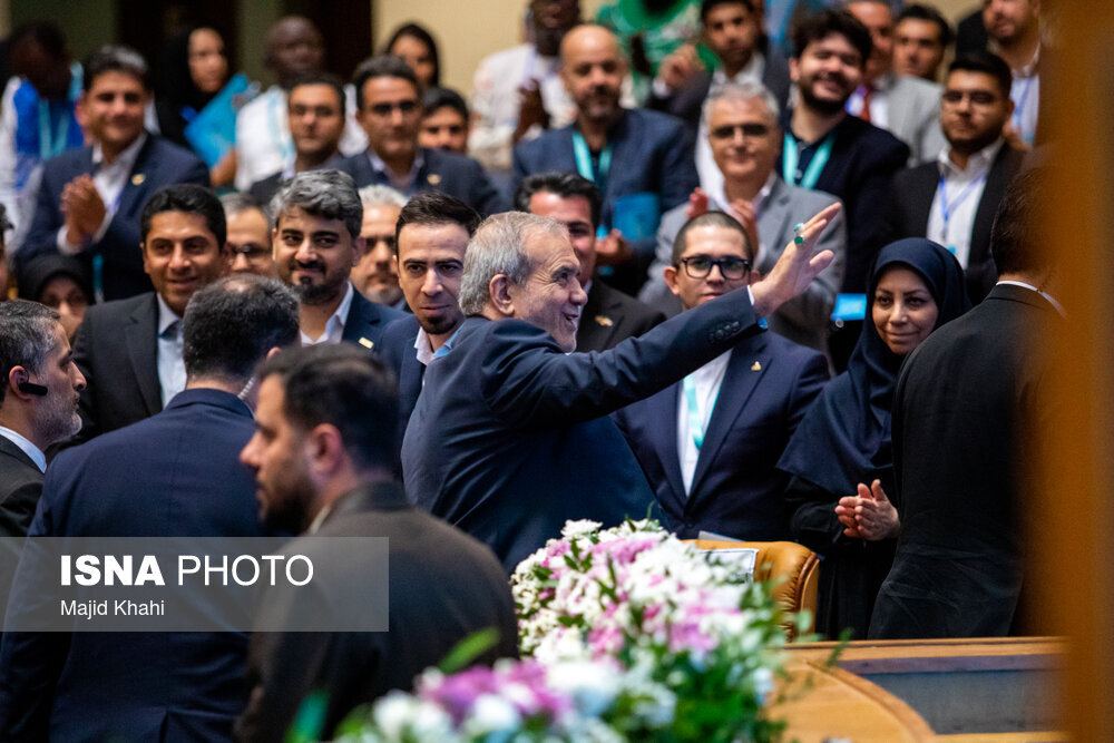 تصاویری از ژست های پزشکیان و معاون اولش در سومین اجلاس بینالمللی ایران و آفریقا/ خانم سخنگو هم آمده بود