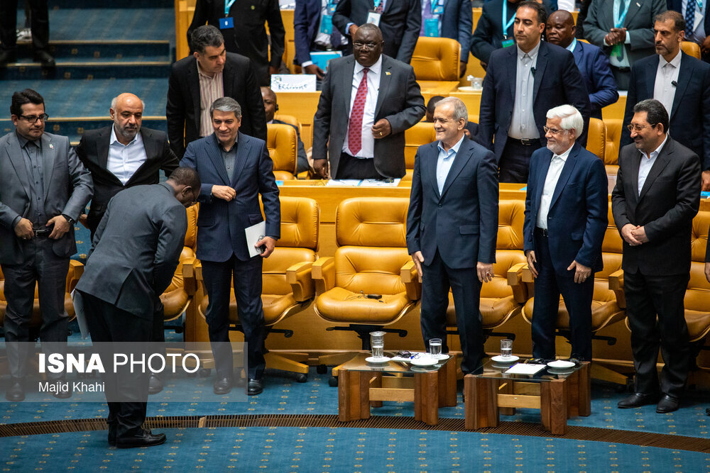 تصاویری از ژست های پزشکیان و معاون اولش در سومین اجلاس بینالمللی ایران و آفریقا/ خانم سخنگو هم آمده بود