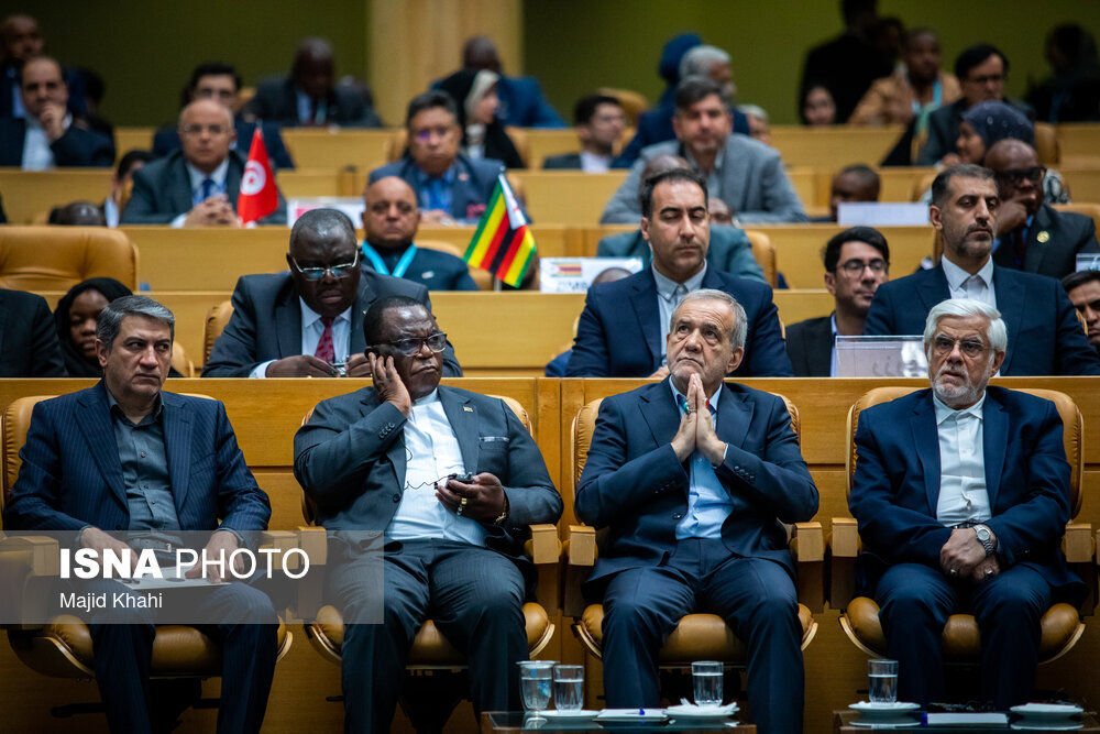 تصاویری از ژست های پزشکیان و معاون اولش در سومین اجلاس بینالمللی ایران و آفریقا/ خانم سخنگو هم آمده بود