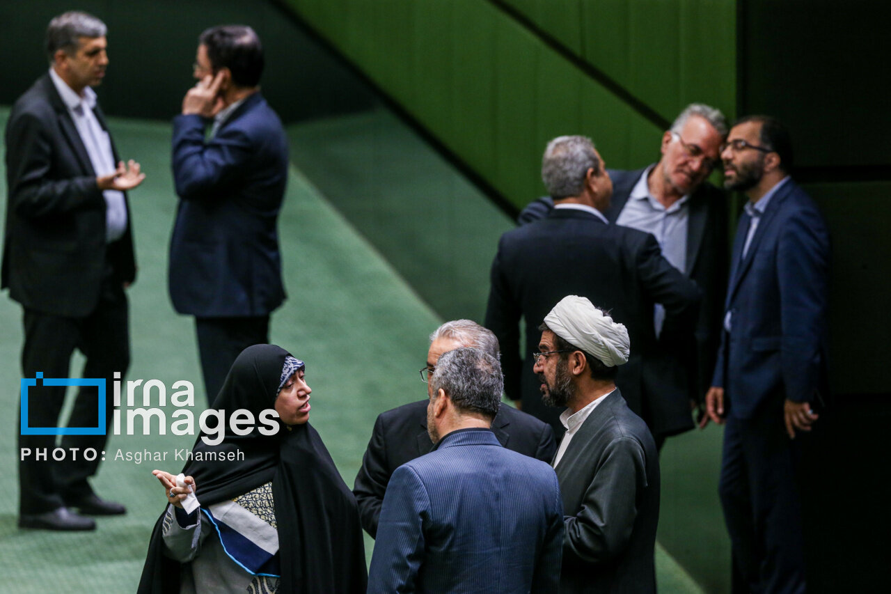 روز شلوغ مجلس و گپ و گفتهای صمیمانه برخی از نمایندگان +تصویر