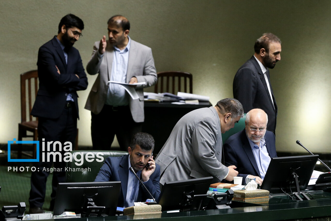 روز شلوغ مجلس و گپ و گفتهای صمیمانه برخی از نمایندگان +تصویر