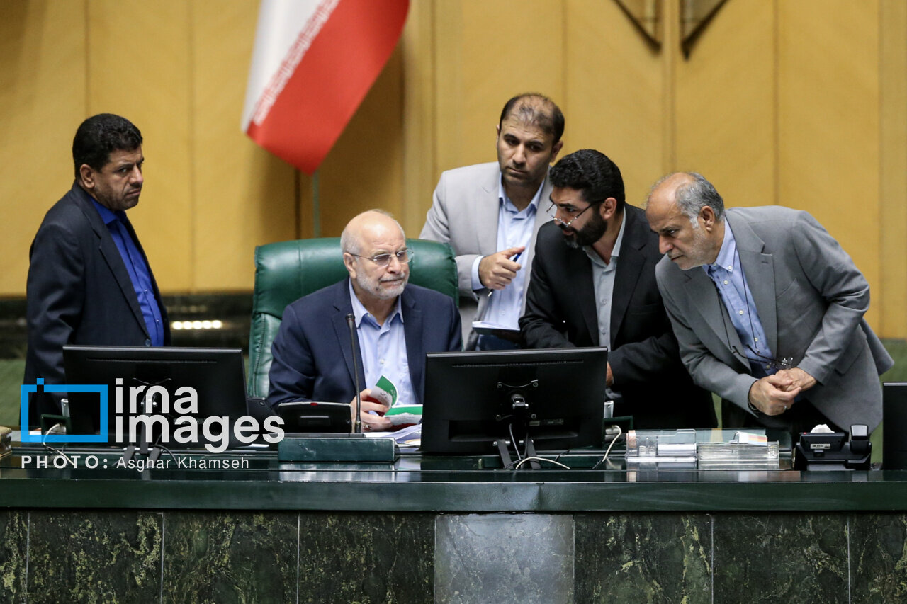 روز شلوغ مجلس و گپ و گفتهای صمیمانه برخی از نمایندگان +تصویر