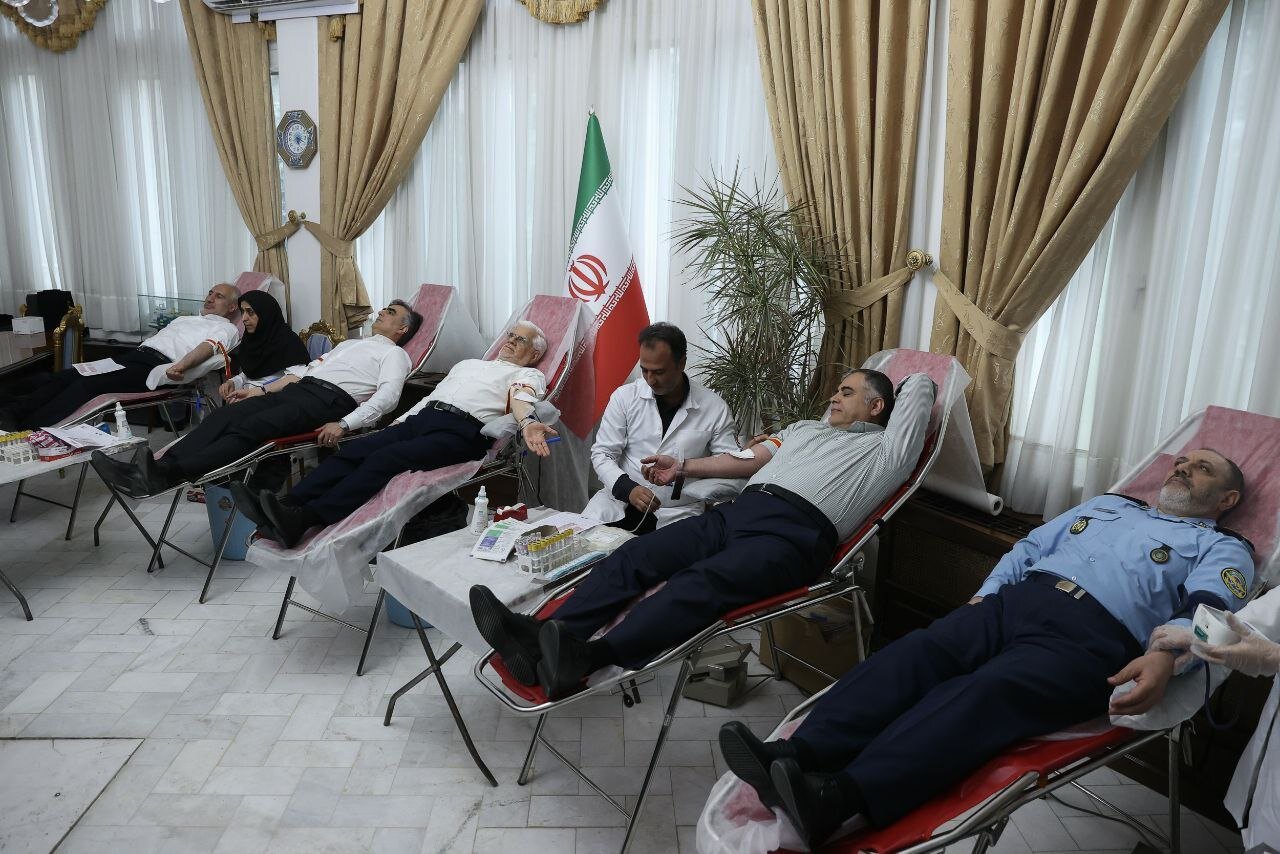 اقدام هیات دولت برای اهدای خون به حادثه دیدگان انفجار بندرعباس+عکس