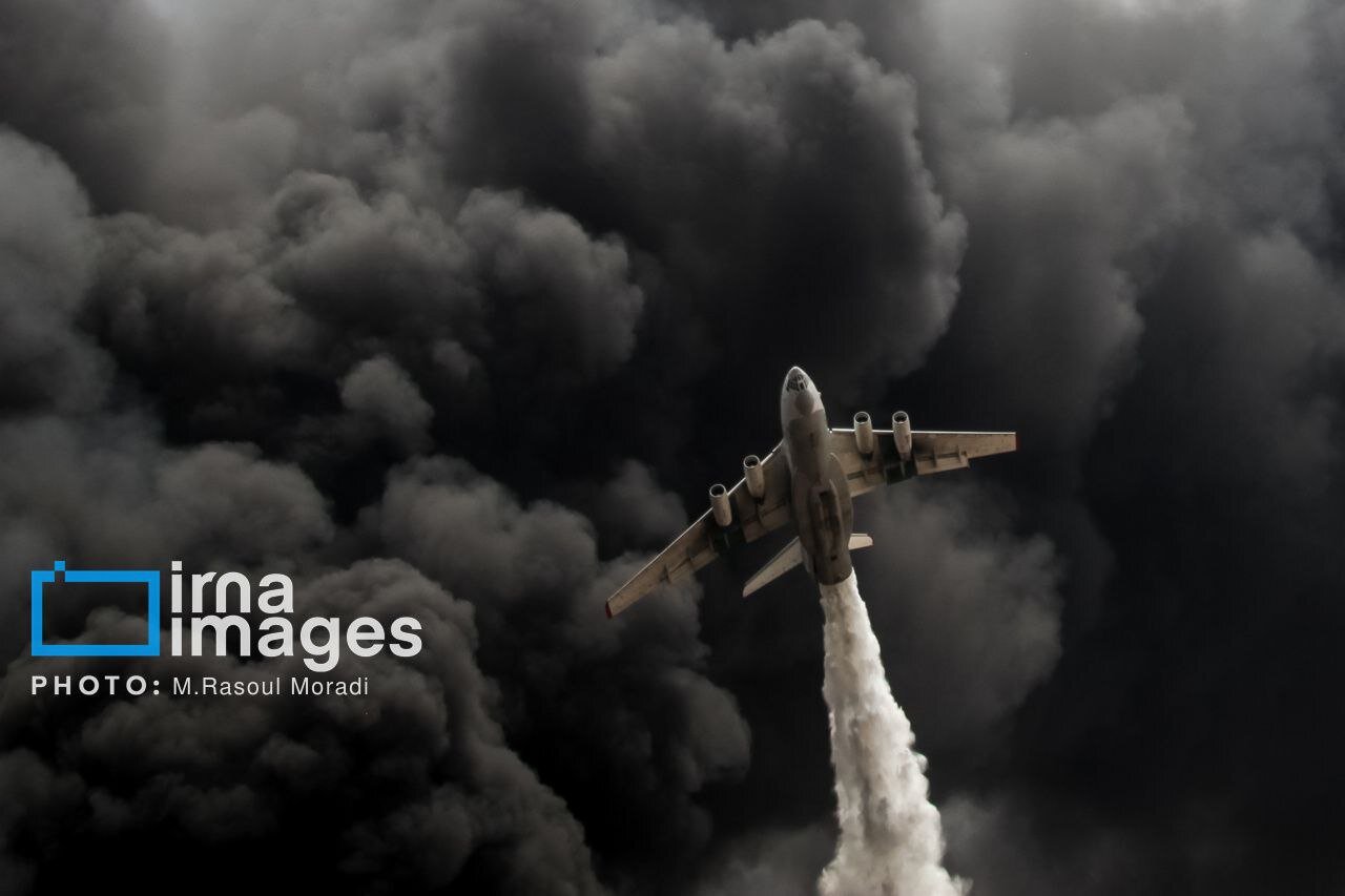 عکس | شاهکار عکاس ایرانی؛ هواپیما آبپاش حین عملیات در دل دود بندر شهید رجایی