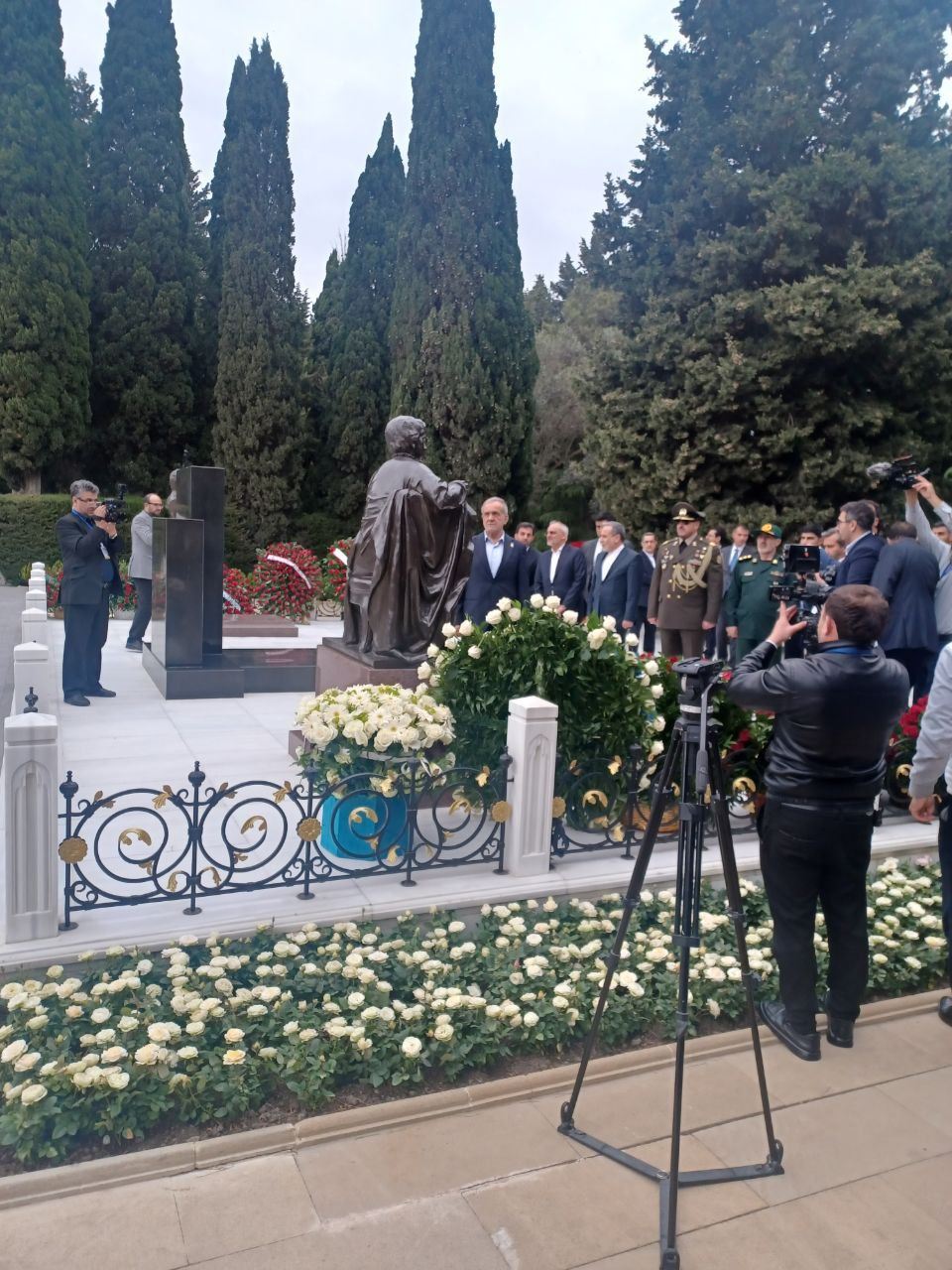 تصویری از ادای احترام پزشکیان به حیدر علی اف، رئیس جمهور فقید آذربایجان