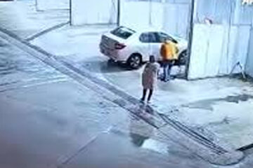 ببینید | لحظه هولناک ریزش دیوار روی سر یک پدر و دو دخترش!