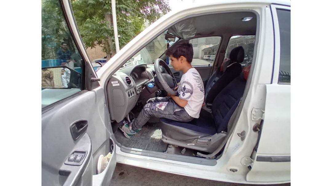 رانندگی دردسرساز پسر ۱۲ ساله؛ کودک دیگری را زیر گرفت/ عکس