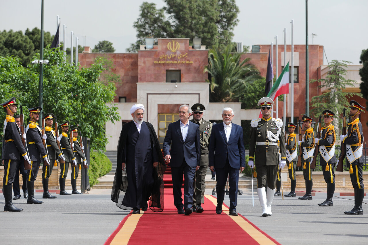 عکسی از استخاره گرفتن پزشکیان قبل از سفر به باکو/ نماینده رهبری، رئیس جمهور را بدرقه کرد/ عراقچی و سنایی هم مسافر پرواز بودند؟