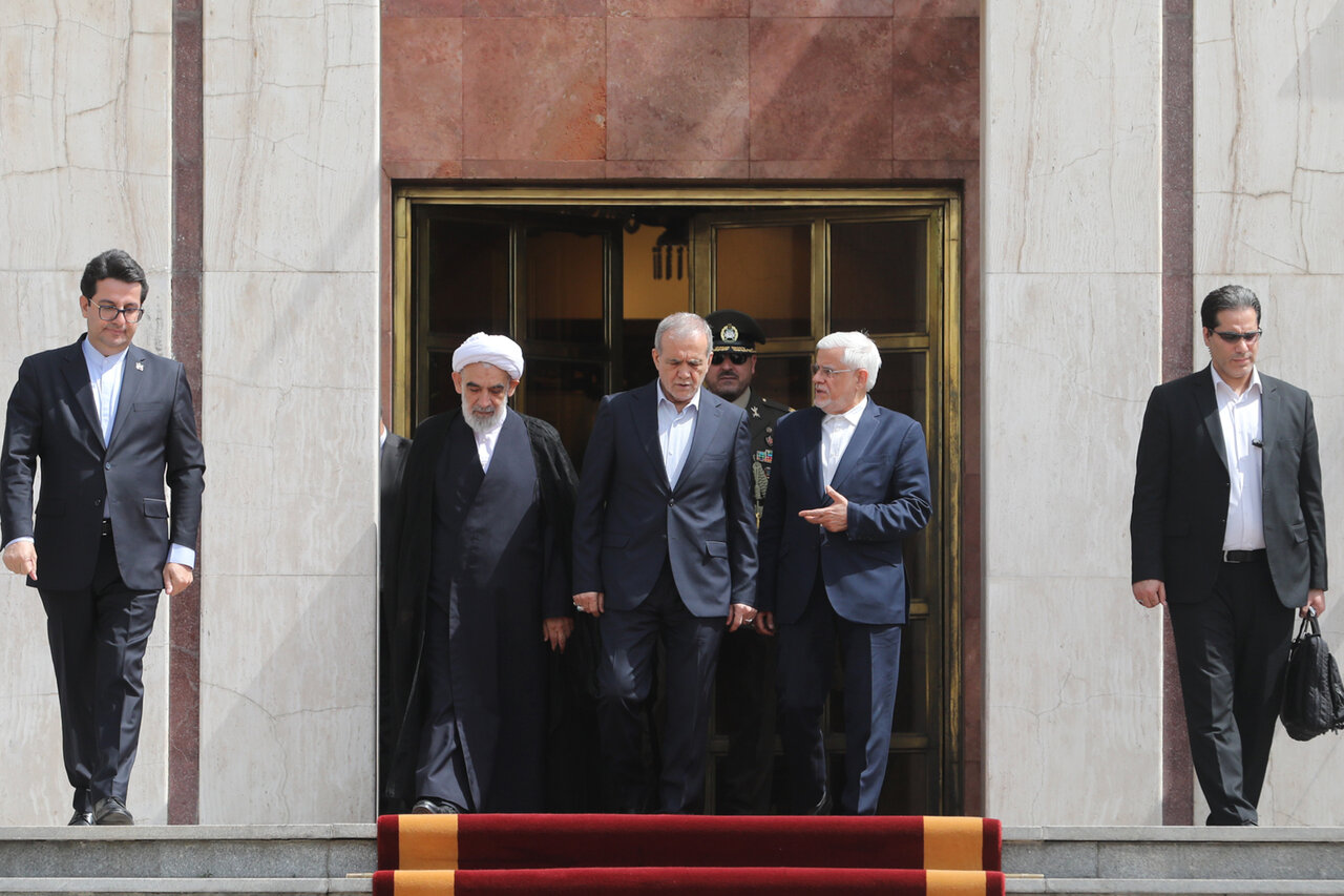 عکسی از استخاره گرفتن پزشکیان قبل از سفر به باکو/ نماینده رهبری، رئیس جمهور را بدرقه کرد/ عراقچی و سنایی هم مسافر پرواز بودند؟