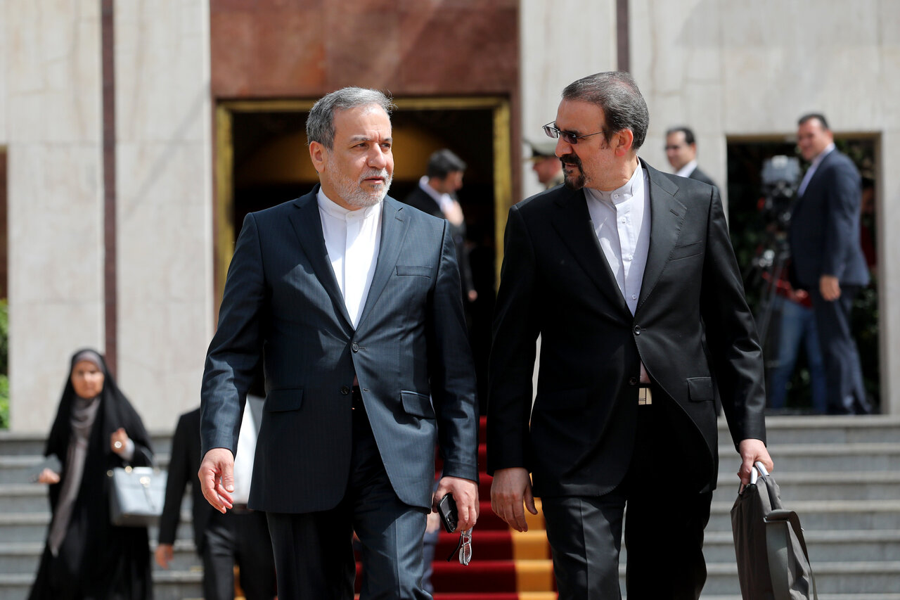 عکسی از استخاره گرفتن پزشکیان قبل از سفر به باکو/ نماینده رهبری، رئیس جمهور را بدرقه کرد/ عراقچی و سنایی هم مسافر پرواز بودند؟