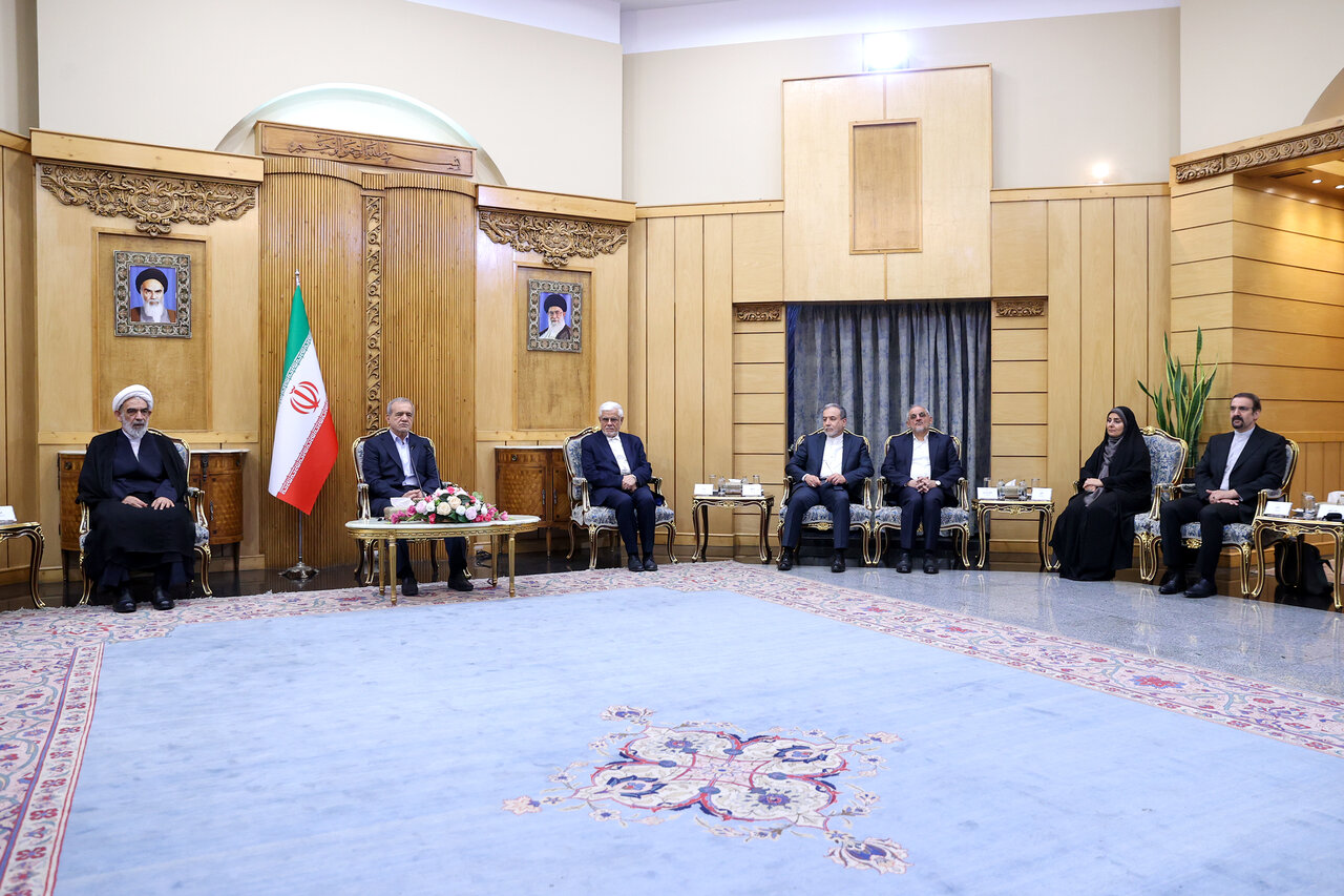 عکسی از استخاره گرفتن پزشکیان قبل از سفر به باکو/ نماینده رهبری، رئیس جمهور را بدرقه کرد/ عراقچی و سنایی هم مسافر پرواز بودند؟