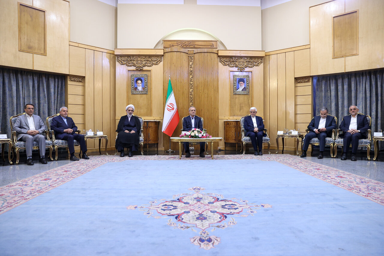 عکسی از استخاره گرفتن پزشکیان قبل از سفر به باکو/ نماینده رهبری، رئیس جمهور را بدرقه کرد/ عراقچی و سنایی هم مسافر پرواز بودند؟