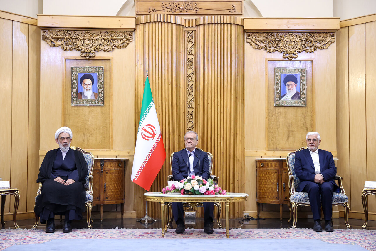 عکسی از استخاره گرفتن پزشکیان قبل از سفر به باکو/ نماینده رهبری، رئیس جمهور را بدرقه کرد/ عراقچی و سنایی هم مسافر پرواز بودند؟