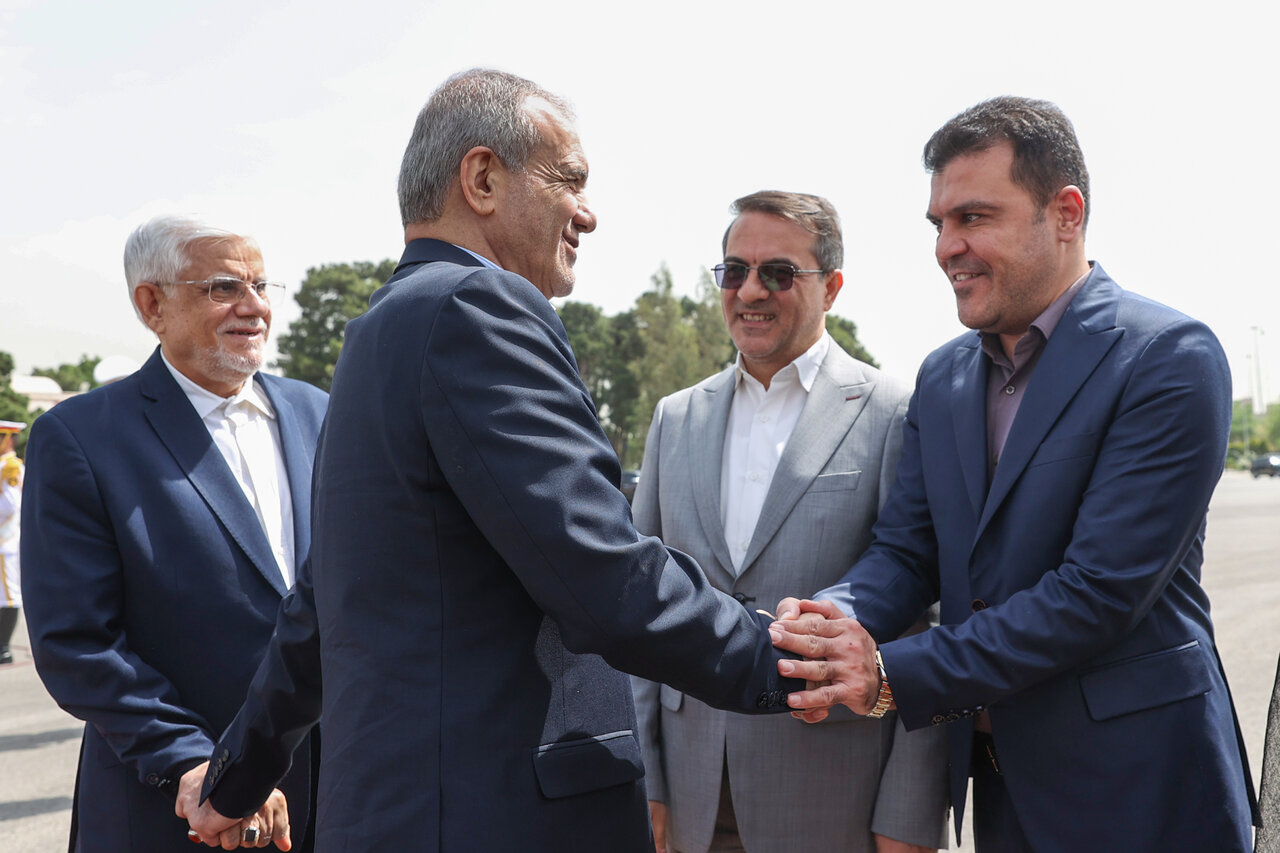 عکسی از استخاره گرفتن پزشکیان قبل از سفر به باکو/ نماینده رهبری، رئیس جمهور را بدرقه کرد/ عراقچی و سنایی هم مسافر پرواز بودند؟